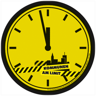Uhr, die 5 Minuten vor Zwölf anzeigt